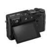 Fujifilm X100VI schwarz Digitalkamera mit klappbarem Display.