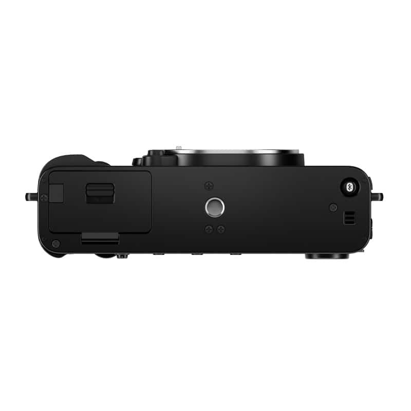 Unterseite der Fujifilm X-E5 Kamera in Schwarz mit Anschlüssen und Batteriefach.